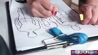 مشهد إباحي: أم آسيوية تُرضع ثدييها الضخمين ويُلحس شقها بعمق