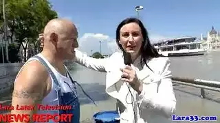 فني أصلع انثنى