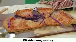 متعة مستوردة: رجال أجانب يضربون نساء عربيات