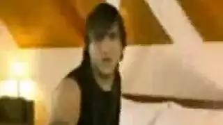 ثعلبة متشردة تأخذ دبل بنع وراء حاوية القمامة