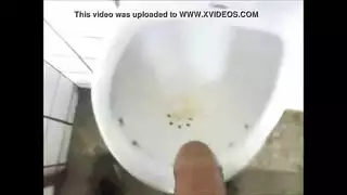 فعل قذر في حمام عام: تنيك بقضيب قاسٍ