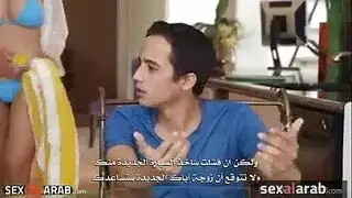 زوجة الأب في البيكيني تجعل قضيب الابن ينبض بالرغبة