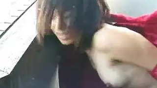 النص الأصلي: فتاة أسيوية جميلة تمص الزب على السلم