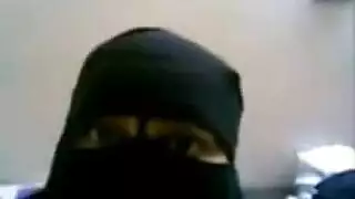 بورن بالنقاب: عاهرة تئن تمتدح زبه الحلو داخل أعماقها