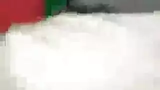 فتاتان تنظران إلى سلسلة من الاثارة