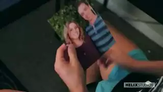 فتاة الشاي داكنة البشرة تشارك في جماع جماعي