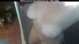 من العادة السرية إلى الجنس الجماعي: أثداؤها المذهلة في فيلم حمام إباحي