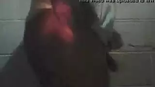 خيال المشجع المفلس: ممارسة جنس جماعي مع ربات بيوت راقصات