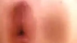 فعل خشن للمؤخرة قضيب أسود كبير يوسع مؤخرتها الضيقة