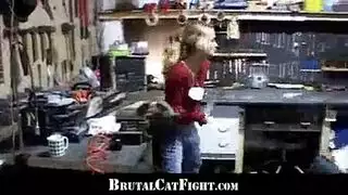 معركة أثداء كبيرة تنتهي بجنس في الكراج مع قذف داخلي