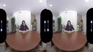 بورنو غامر: شانيل تفتح فرجها للاختراق الافتراضي