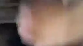 قضيب صلب هائل شاب يمارس العادة السرية حتى يندفق المني بقوة