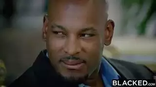 سمراء ملتهبة تمص قضيبًا أسود كبيرًا بشدة