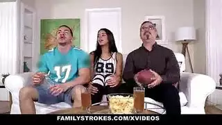 جميلة كبيرة الثدي تظهر صدرها قبل فعل جنسي صريح