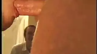 امتصاص مزدوج: فتاة جشعة تأخذ قضيبين